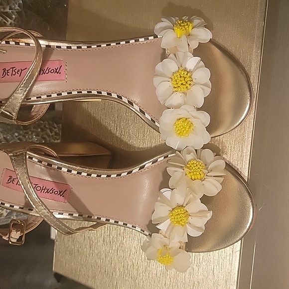 Besty Johnson Heels 👠 - Picture 4 of 7